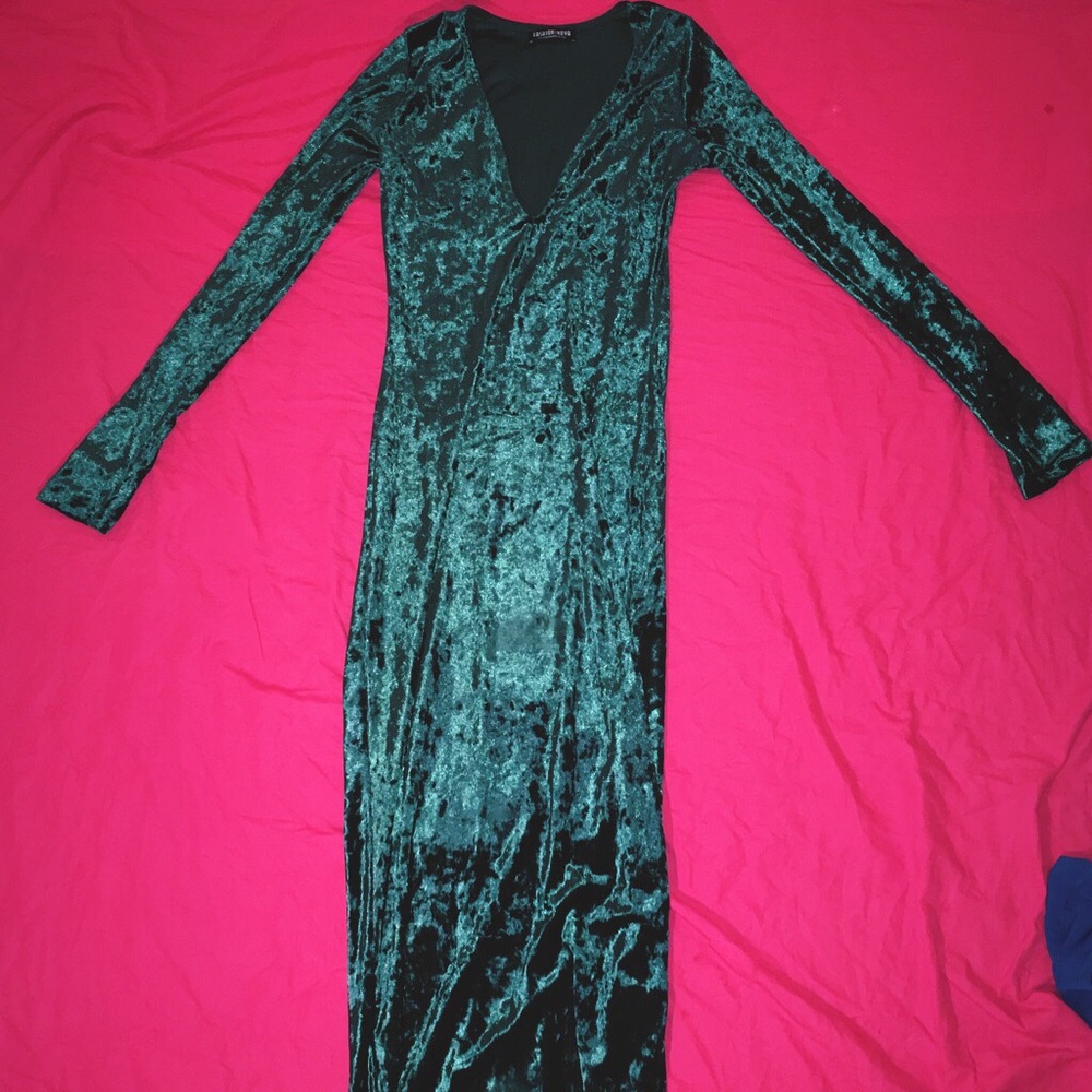 Emerald green velvet long sleeve, fitted dress!